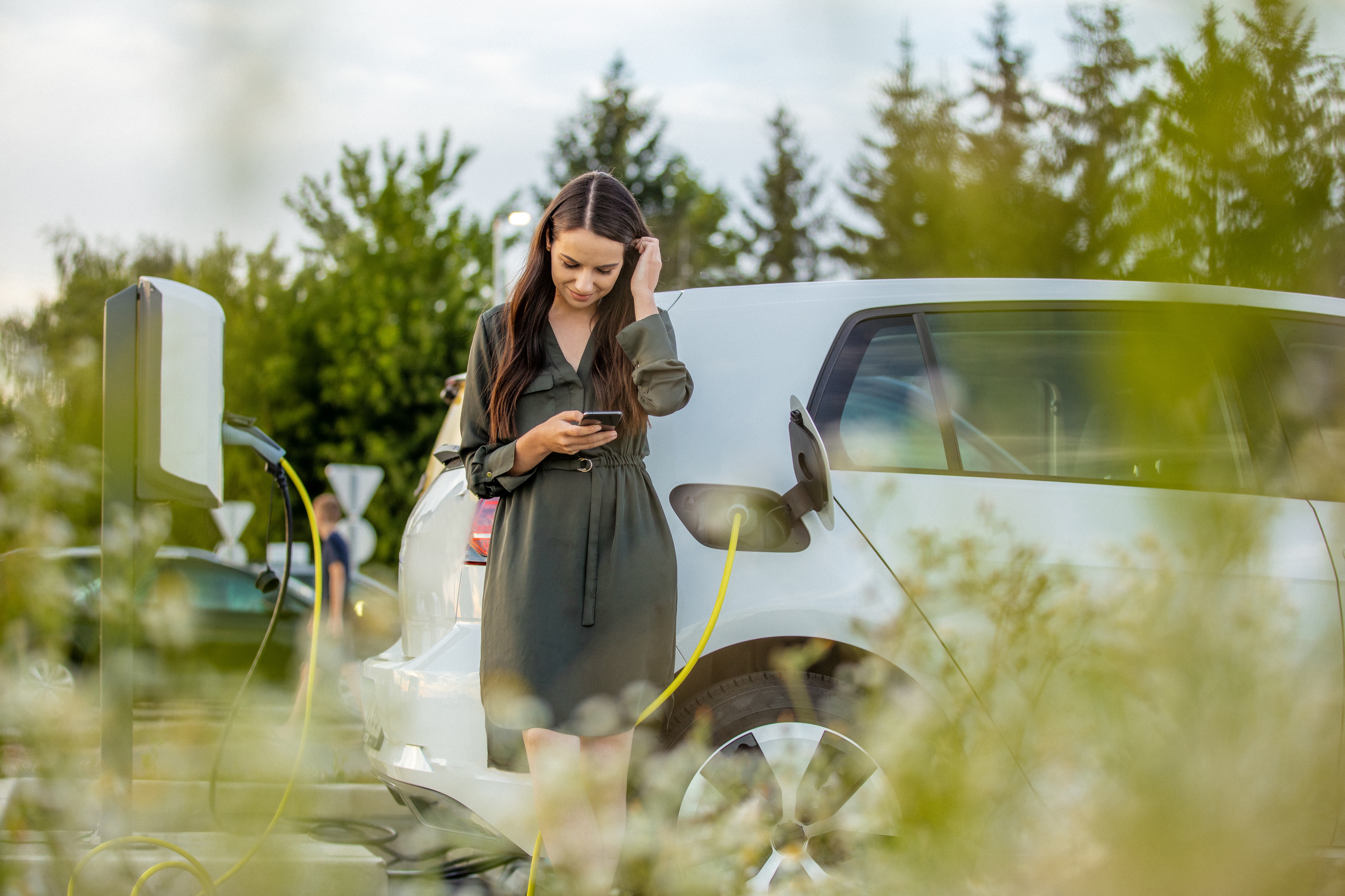 woman charging e-car