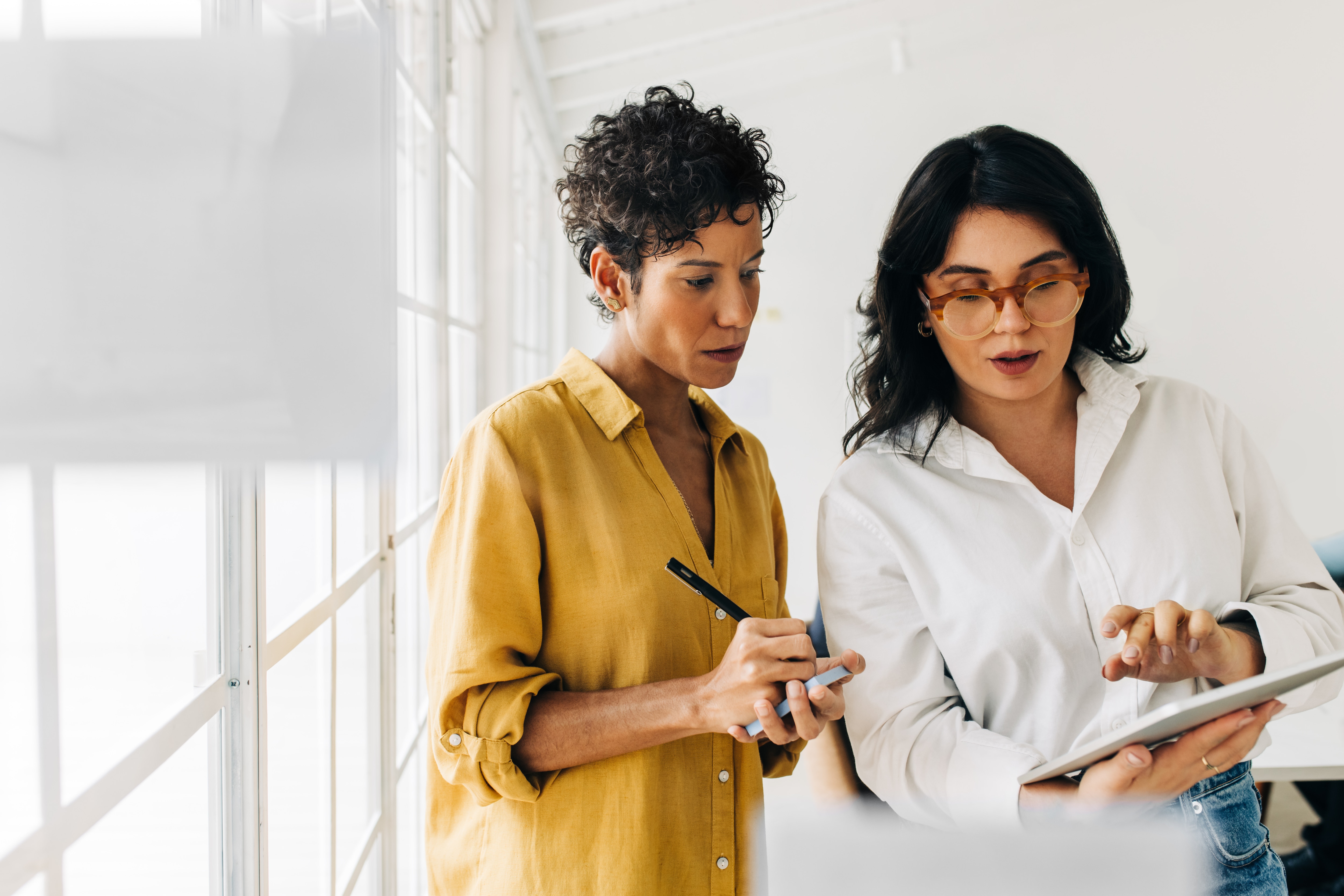 2 businesswoman have a discussion in the office